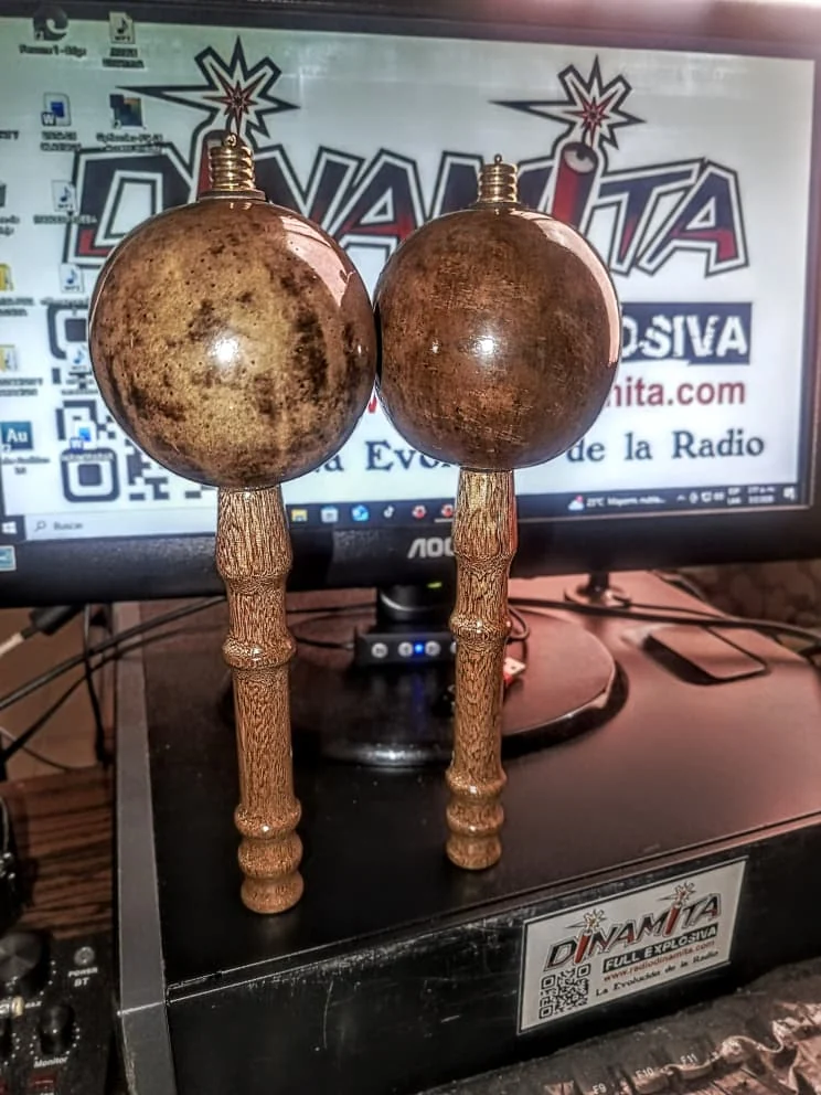 Pareja de maracas de acabado natural